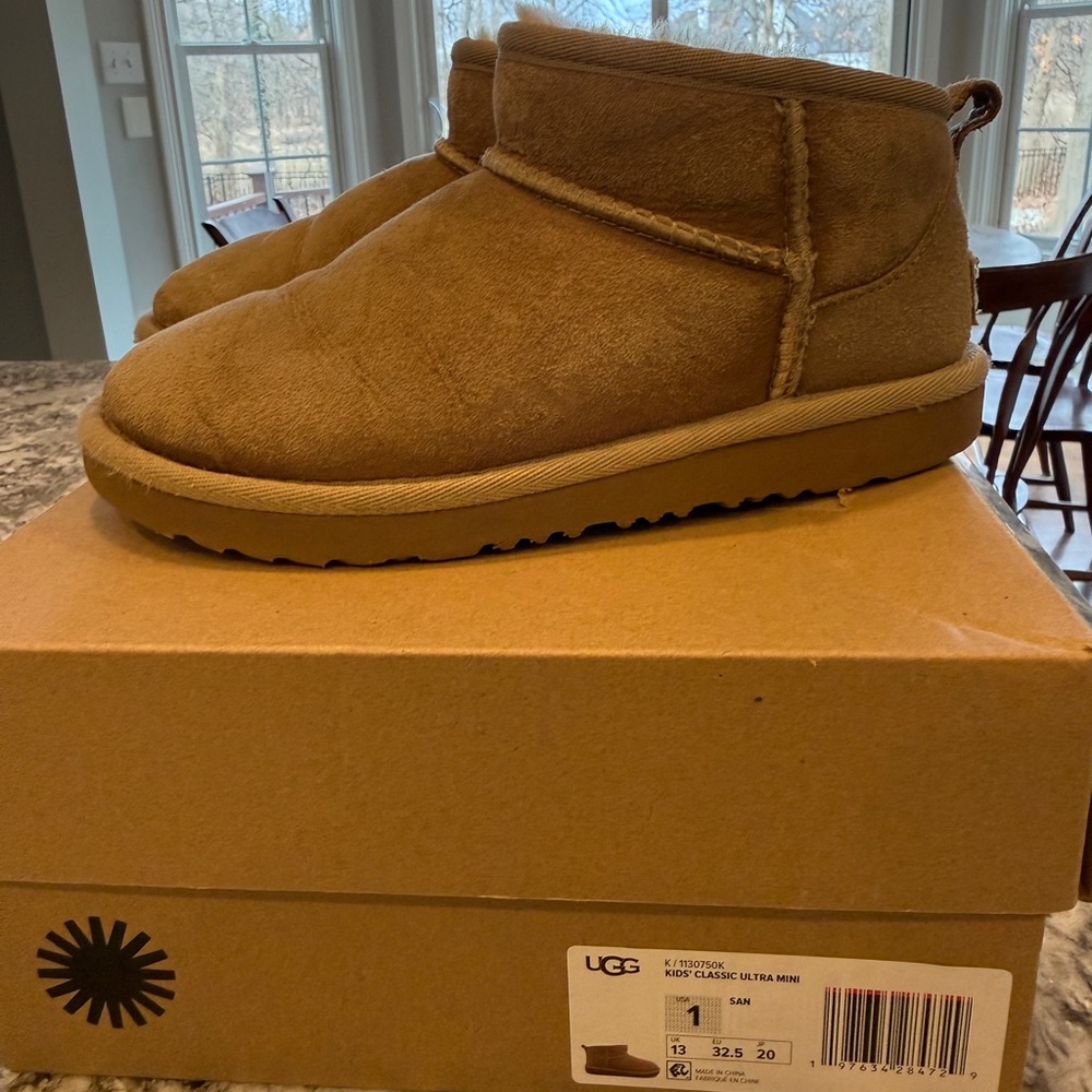 Kids’ Classic Ultra Mini Uggs with box